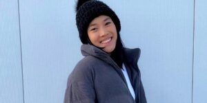 Jeune fille souriante habillée pour l'hiver