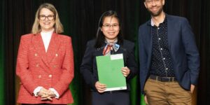 Trang Nguyen reçoit le prix FPPU/APAPUS lors d'une cérémonie à l'Université de Sherbrooke.