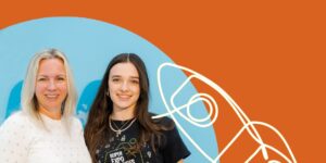 Séréna Harvey, lauréate d'une bourse FPPU aux Expo-sciences 2023, reçoit son prix des mains de la vice-présidente de la Fédération, Emma-Émilie Gélinas.