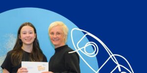 Julianne Gagnon, lauréate aux Expo-sciences 2024, reçoit son prix des mains de Claude Fortin, présidente de la FPPU.