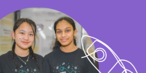 Alysha Vania Azzahra et Heli Patel, lauréates d'une bourse FPPU aux Expo-sciences 2025. Le design comporte une image de fusée sur fond mauve.