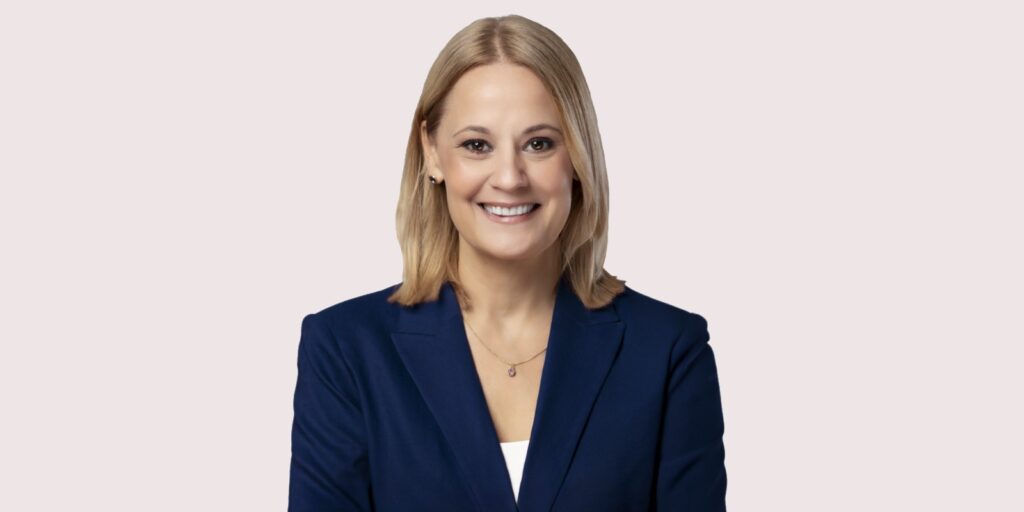 Elsie Lefebvre, nouvelle ministre de l'Enseignement du Québec, pose en veston marine.